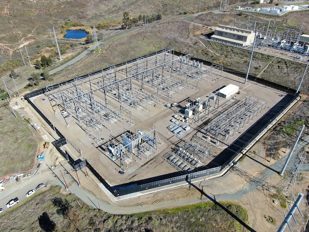 Centrale électrique à haute tension avec fond de montagne sèche, Californie, États-Unis