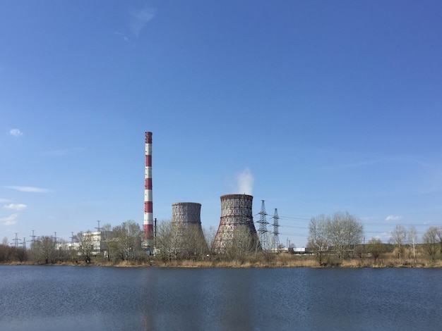 Centrale électrique sur un lac