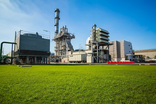 Centrale électrique à turbine à gaz pendant le champ vert sous-station de distribution de courant électrique