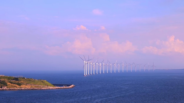 Centrale éolienne à énergie renouvelable et éoliennes le long du littoral maritime du Danemark, près de Copenhague