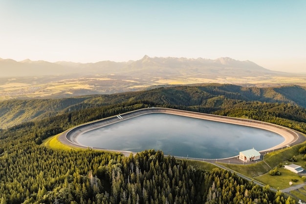 Centrale hydroélectrique Cierny Vah Coucher du soleil en Slovaquie Liptov Hautes Tatras paysages pics monumentaux au niveau de l'eau