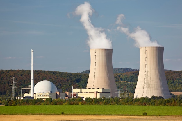 Centrale nucléaire dans un paysage verdoyant