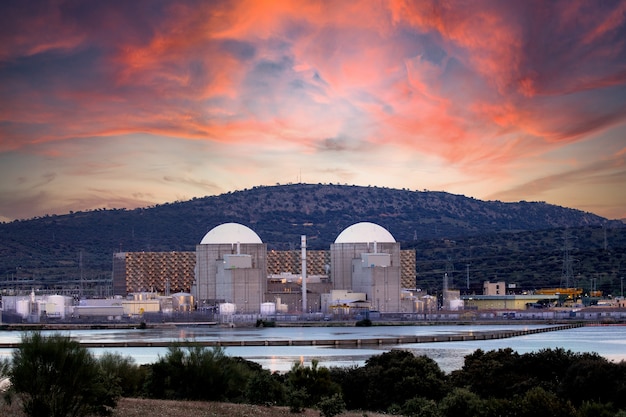 Centrale nucléaire espagnole à côté d'une rivière avec un ciel magnifique sur l'arrière-plan