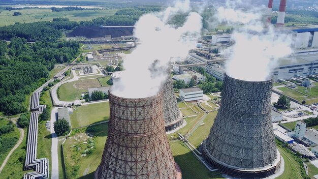 Photo centrale nucléaire de gros tuyaux d'où les nuages de vapeur