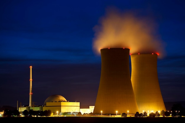 Photo centrale nucléaire de nuit