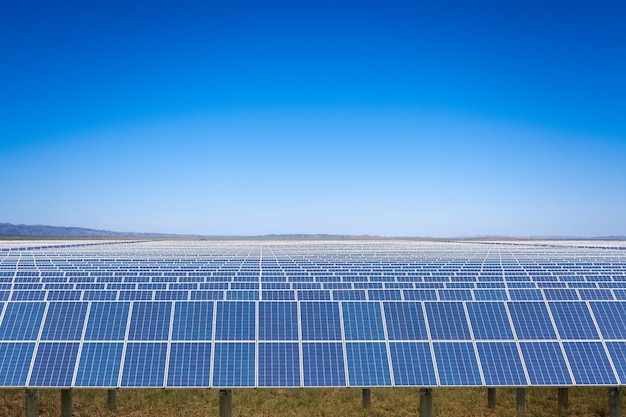 Centrale solaire avec ciel bleu sur la nouvelle énergie des prairies en mongolie intérieure