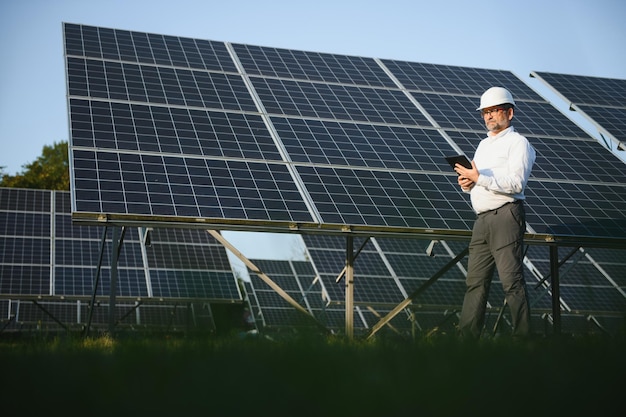 Centrale solaire Homme debout près des panneaux solaires Énergie renouvelable