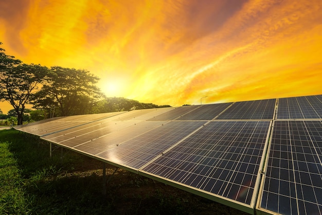 Centrale solaire de modules photovoltaïques sur fond de ciel coucher de soleil spectaculaire