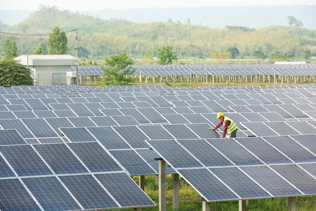 Photo centrale solaire,panneaux solaires avec technicien,futur production électrique,ingénieurs asiatiques