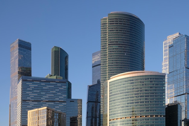 Photo le centre d'affaires international de la ville de moscou est densément peuplé de grands gratte-ciel sur un décor sans nuages.