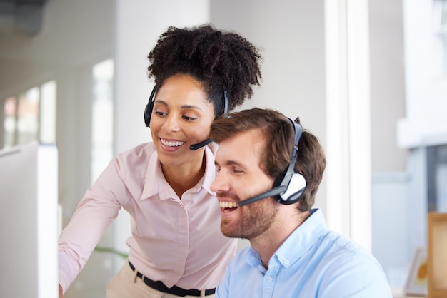 Centre d'appel télémarketing et formation d'équipe pour le conseil d'un agent de service client en agence Contactez-nous support et consultant collègue formation en informatique et aide pour la hotline assistance opérateur