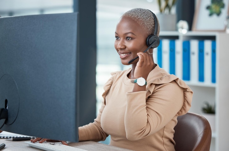 Photo centre d'appels contactez-nous et consultant heureux en communication aidant et parlant dans les services à la clientèle télémarketing souriant et mise en réseau d'une femme noire et parlant à un client à un bureau d'assistance
