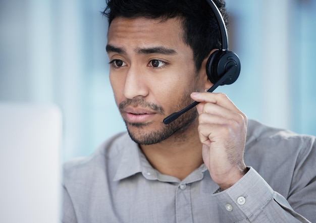 Centre d'appels à l'écoute et homme d'affaires sur ordinateur pour le service client de télémarketing et l'assistance au bureau Crm contactez-nous et consultant d'agent de vente masculin asiatique et professionnel avec microphone