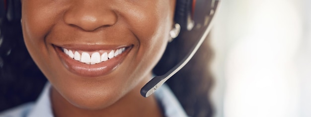 Photo le centre d'appels télécom et le consultant en support client vous aideront avec le prêt à la vente et l'assistance à l'assurance. heureux contactez-nous et une femme noire dans le conseil des casques et aide les clients avec le sourire