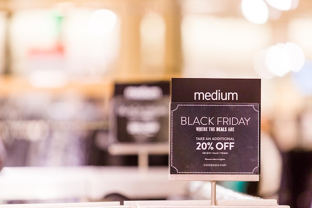 Centre commercial nord-américain typique lors du shopping du Black Friday.