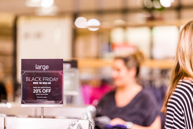 Centre commercial nord-américain typique lors du shopping du Black Friday.