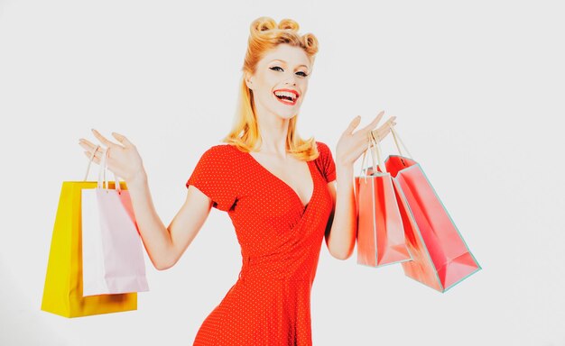 Centre commercial Pinup femme avec des sacs de magasin Grand concept de vente Jolie dame accro du shopping