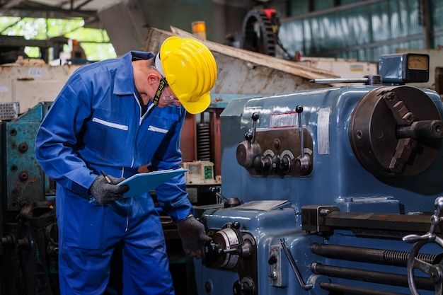 Centre de contrôle de production en usine avec équipe de service