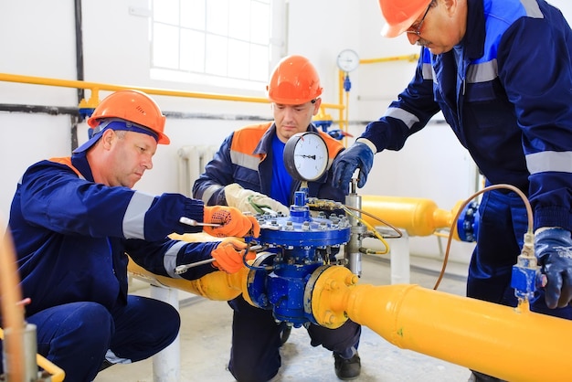 Centre de distribution de gaz un ingénieur travaillant dans la salle d'opération