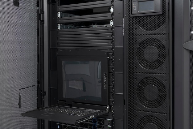 Centre de données avec plusieurs rangées de racks de serveurs entièrement opérationnels. Télécommunications modernes, informatique en nuage, intelligence artificielle, base de données, concept de technologie de superordinateur. Photo de haute qualité