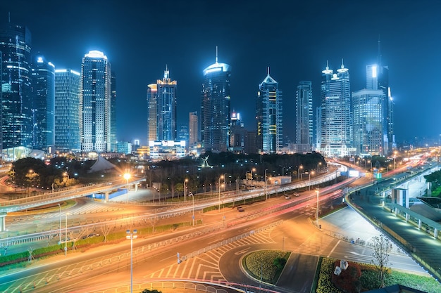 Centre financier de Shanghai à la nuit des sentiers lumineux sur l'avenue du sièclexA