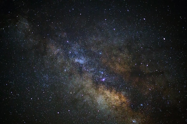 Le centre de la galaxie de la voie lactéePhotographie longue exposition avec grain