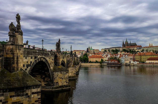 Centre historique de Prague avec le château Pont Charles Hradcany et la rivière Vltava Prague République Tchèque