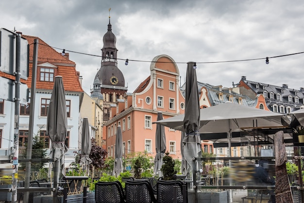 Centre historique de la vieille ville de Riga, Lettonie avec ses rues médiévales et ses cafés