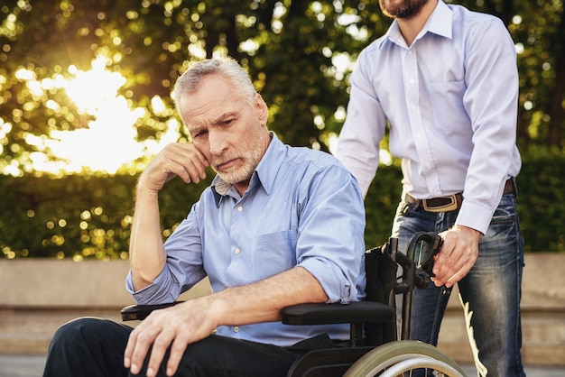 Centre de réhabilitation. Homme triste assis en fauteuil roulant.