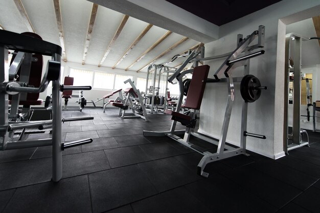 Centre de remise en forme de salle de gym moderne avec équipement et machines