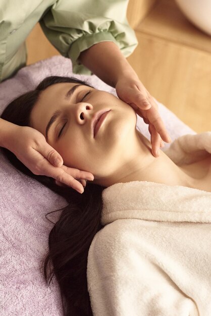 Centre de santé et de beauté et concept de relaxation jeune femme dans un salon de spa se faisant masser