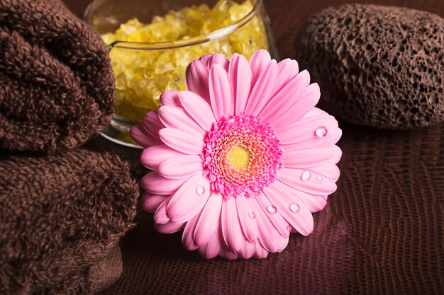 Centre de spa avec serviettes et fleur de gerbera