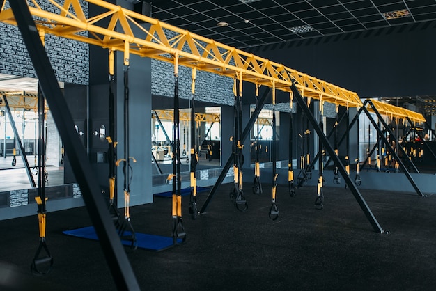 Centre sportif moderne vide. Personne de gym, intérieur du club de fitness