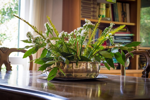 Centre de table avec des fleurs et des feuilles