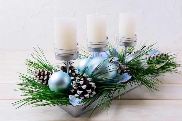 Centre de table de Noël avec des bougies et des ornements bleus