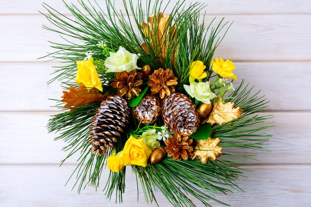 Centre de table de Noël ou couronne de porte avec des cônes dorés