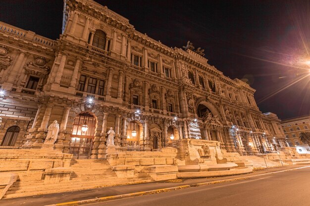 Centre-ville d'architecture de Rome Italie la nuit avec rétro-éclairage