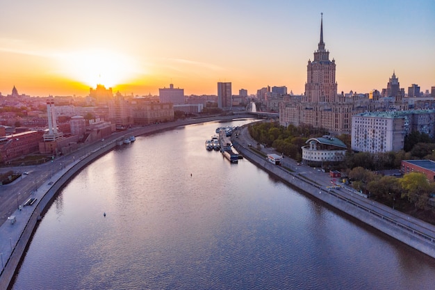 Centre de la ville au coucher du soleil