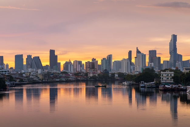 Le centre-ville de Bangkok quartier des affaires financières paysage urbain au bord de l'eau et la rivière Chao Phraya pendant le crépuscule avant le lever du soleil en Thaïlande