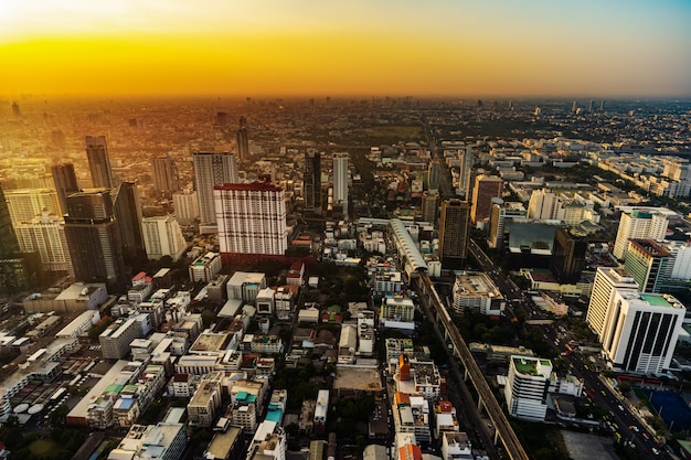 Centre-ville de Bangkok et trafic routier au coucher du soleil en Thaïlande