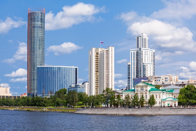 Le centre-ville d'Ekaterinbourg et la rivière Iset. Ekaterinbourg est la quatrième plus grande ville de Russie et le centre de l'oblast de Sverdlovsk.