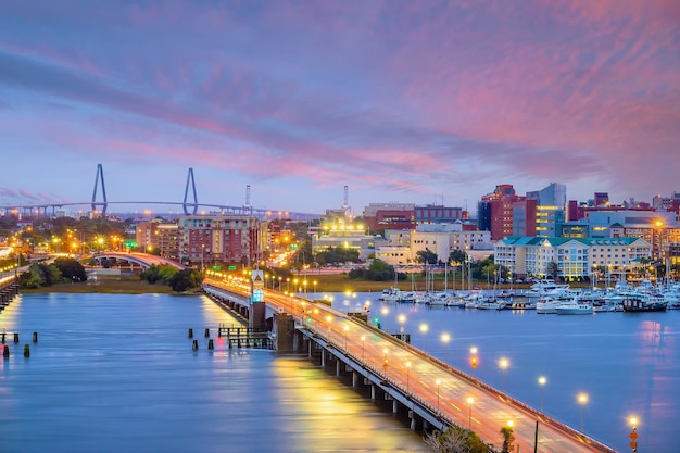Le centre-ville historique de Charleston, en Caroline du Sud, aux États-Unis, au crépuscule.