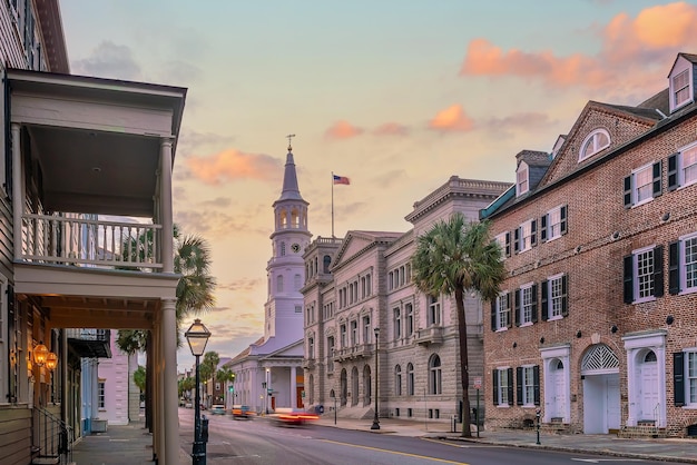 Centre-ville historique de Charleston, Caroline du Sud, paysage urbain aux États-Unis au crépuscule