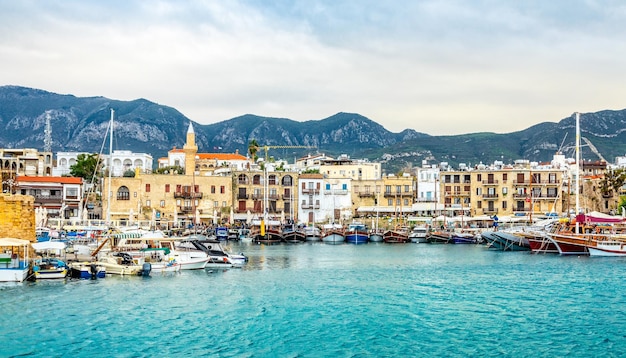 Centre-ville historique de Kirenia vue sur la marina avec de nombreux yachts