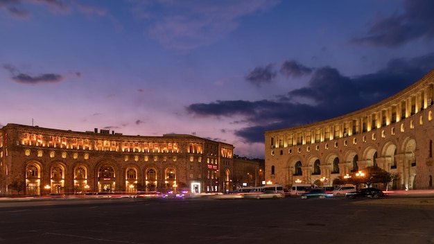 Centre-ville illuminé Place de la République avec des voitures en mouvement la nuit Erevan Arménie