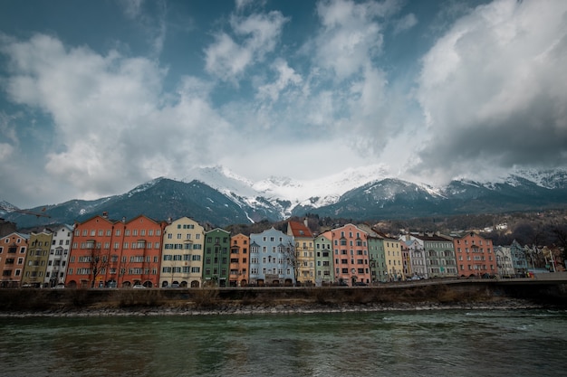 Centre-ville d'Innsbruck avec ses maisons colorées le long de la rivière Inn et de la montagne autrichienne, Autriche