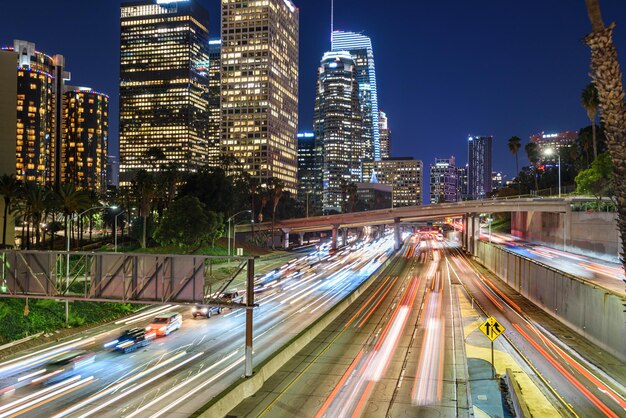 Centre-ville de Los Angeles au coucher du soleil avec des sentiers de feux de circulation