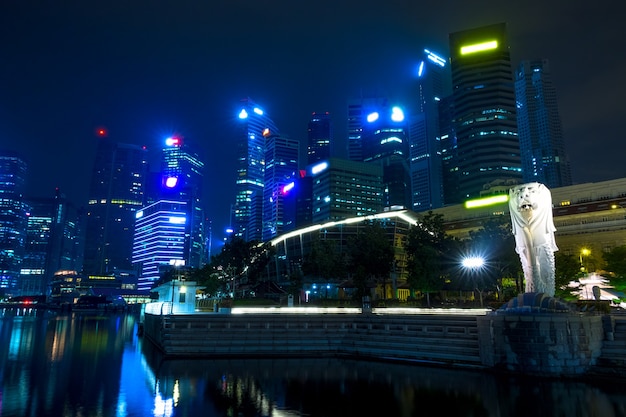 Centre-ville avec Merlion et gratte-ciel