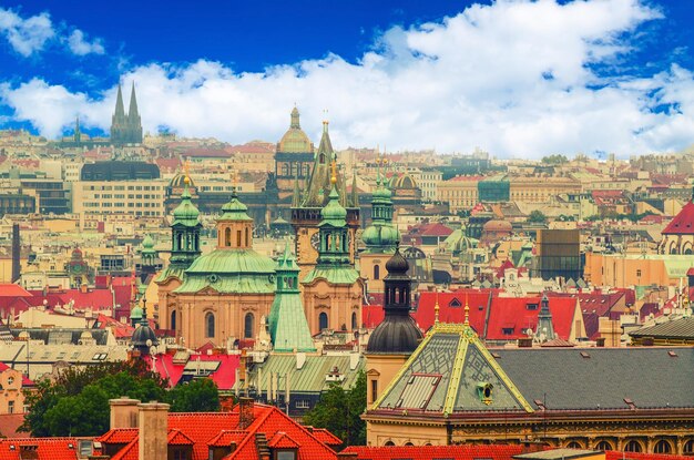 Centre de la ville de Prague à l'automne avec des toits rouges fond de paysage de voyage européen dans un style vintage