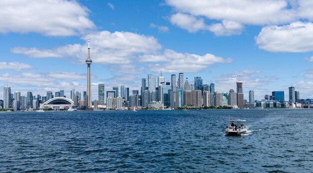 Le centre-ville de Toronto sur le bateau-taxi sur le port intérieur Ontario Canada